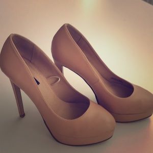 6.5 Tan pumps